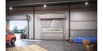 Puertas exteriores rígidas de ASSA ABLOY. Lamas de aluminio pulido y grandes ventanas